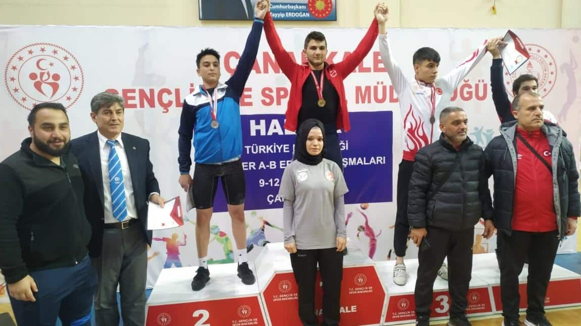 09-12 Ocak 2024'te Çanakkale'de Yapılan Okullar Arası Gençler A-B Erkekler Halter Şampiyonası 73 Kg Sikletinde Yarışan Sporcumuz Muhammet Ali ARSLAN, Türkiye Şampiyonu Olmuştur.