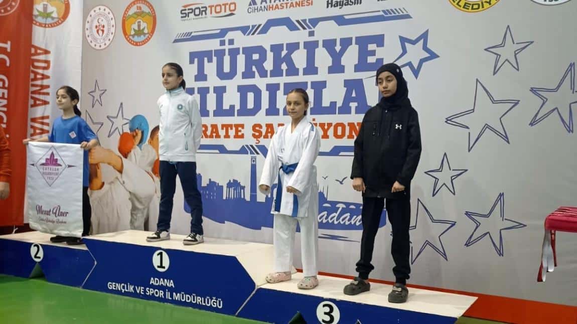 1-4 Şubat Tarihlerinde Adana'da Yapılan Yıldızlar Türkiye Karate Şampiyonası’nda 2013 Doğumlu 36 Kg Sporcumuz Ecrin Aksu 7 Maçının 6'sını Kazanarak Türkiye Üçüncüsü  Olmuştur.  